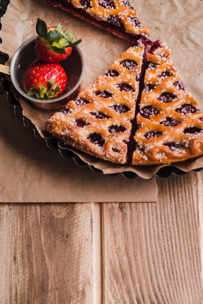 Rebanadas de sabroso postre con mermelada