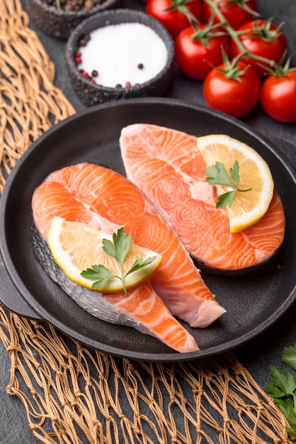 Rebanadas de salmón rojo crudo vista alta