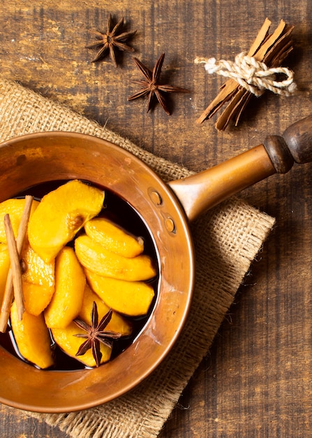 Foto gratuita rebanadas de tarta de manzana hervida en una cacerola