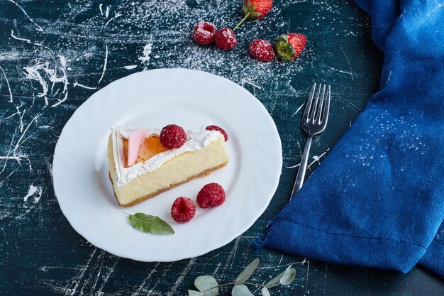 Rebanadas de tarta de queso de vainilla en un plato blanco.