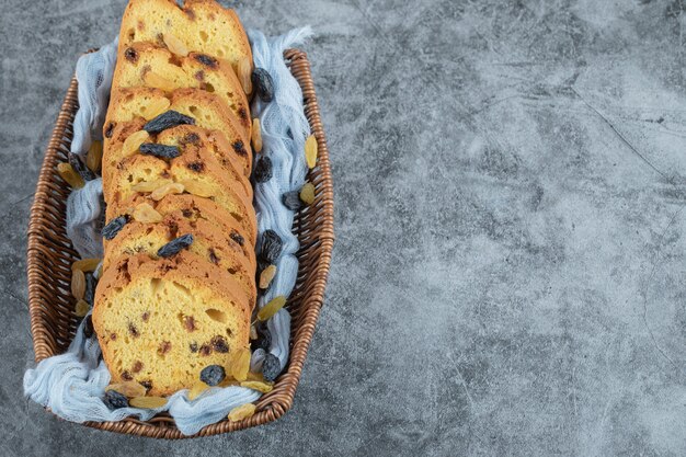 Rebanadas de tarta de sultana en una bandeja de madera sobre una toalla azul