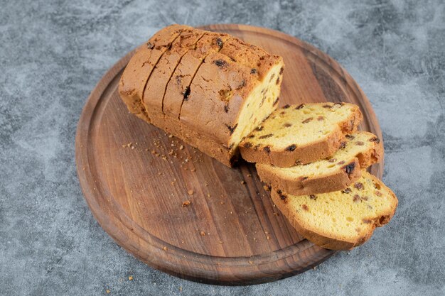 Rebanadas de tarta de sultana sobre tabla de madera.