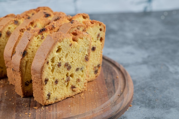 Rebanadas de tarta de sultana sobre tabla de madera.