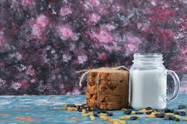 Rebanadas de tarta con sultana y un tarro de leche