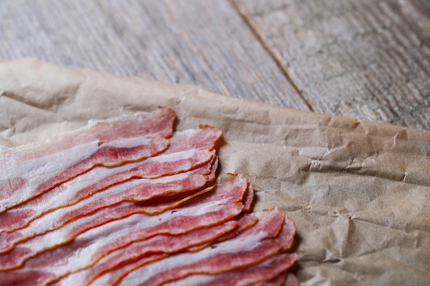 Rebanadas de tocino sobre bolsa de papel