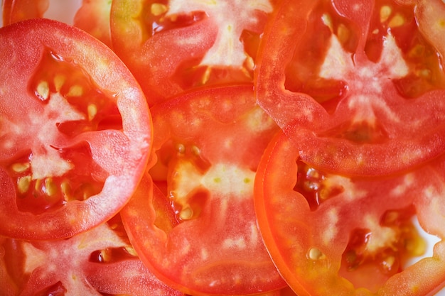 Rebanadas de tomate recién cortado