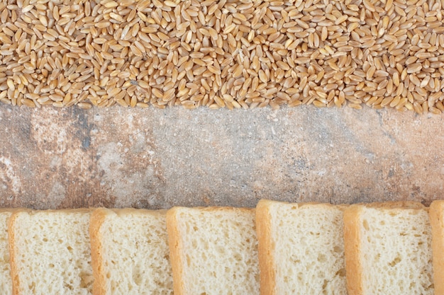 Rebanadas de tostadas blancas con cebada sobre fondo de mármol