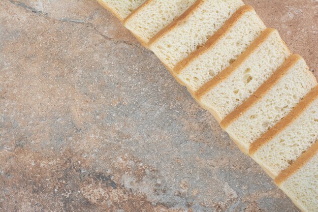 Rebanadas de tostadas blancas sobre fondo de mármol