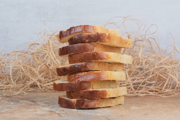 Rebanadas de tostadas blancas sobre mesa de mármol