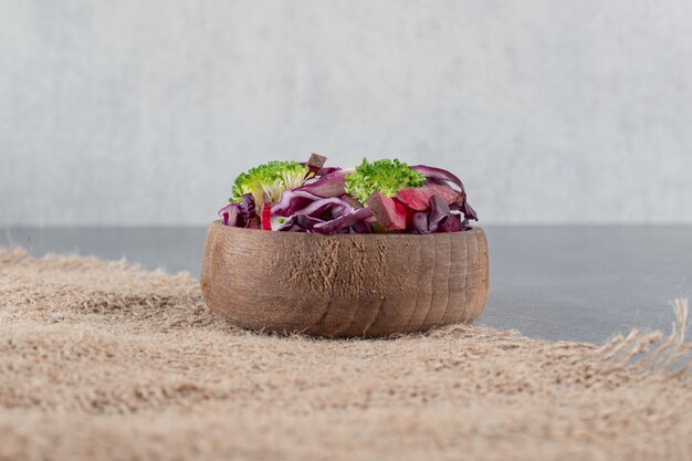 Rebanadas de verduras frescas en un tazón de madera. Foto de alta calidad