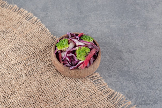 Rebanadas de verduras frescas en un tazón de madera. Foto de alta calidad