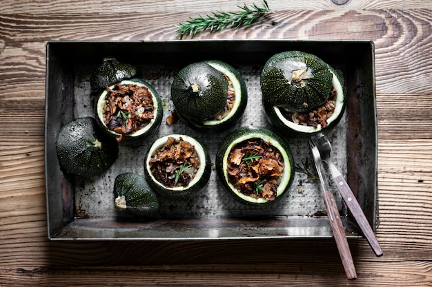 Foto gratuita rebozuelos caseros rellenos de calabacín redondo sobre mesa de madera