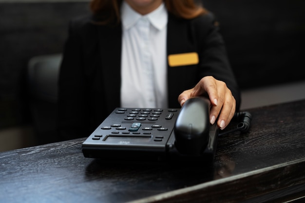 Foto gratuita recepcionista femenina con traje elegante durante las horas de trabajo