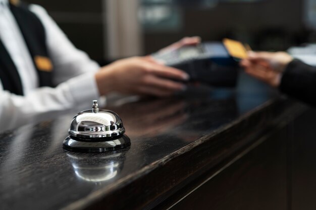 Recepcionista con traje elegante durante las horas de trabajo