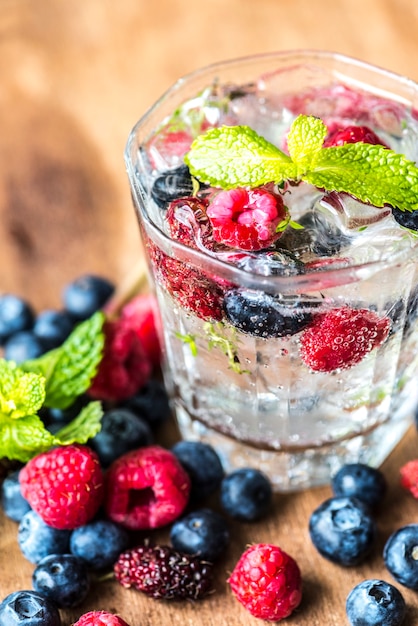 Foto gratuita receta de agua infundida de bayas mezcladas