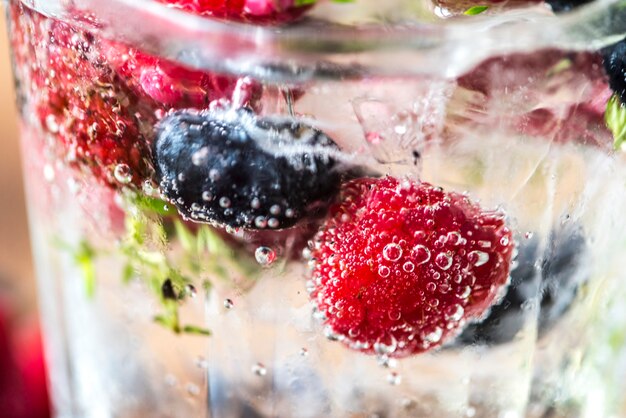 Receta de agua infundida de bayas mezcladas