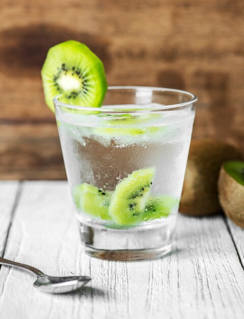 Receta de agua con infusión de menta kiwi.