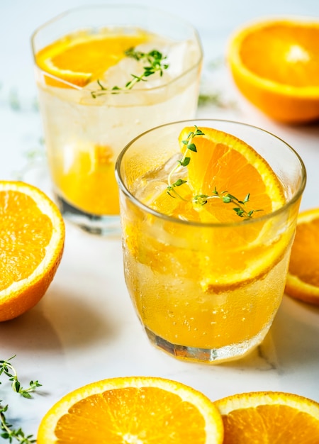 Foto gratuita receta de agua infusión de naranja y tomillo