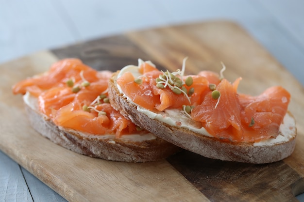 Foto gratuita receta de canapés de salmón ahumado con queso crema