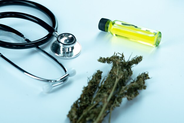 Receta de cannabis para uso personal, prescripción legal de medicamentos ligeros, remedio o medicamento alternativo, concepto de medicina