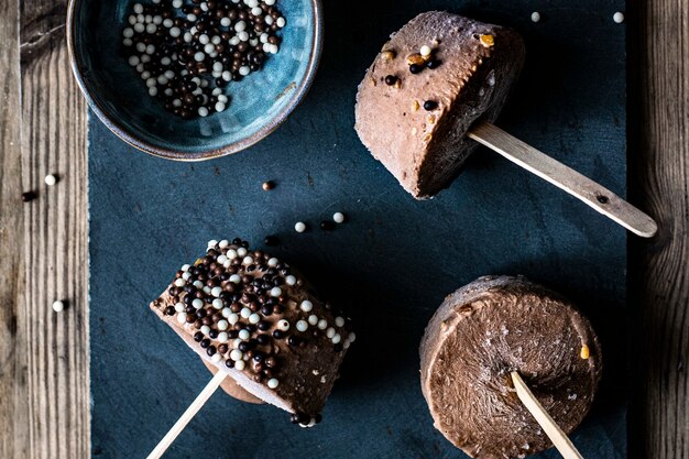 Receta casera de copas de helado de chocolate con mantequilla de maní