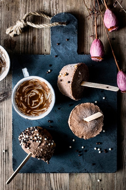 Foto gratuita receta casera de copas de helado de chocolate con mantequilla de maní