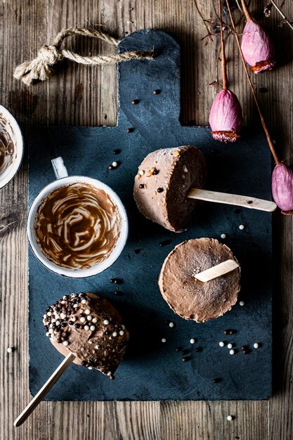 Receta casera de copas de helado de chocolate con mantequilla de maní