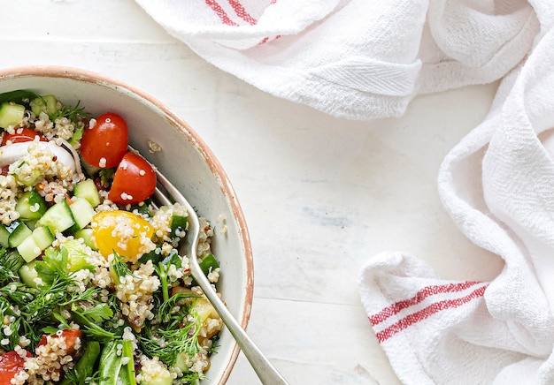 Foto gratuita receta de cocina de cuenco de quinoa vegetal