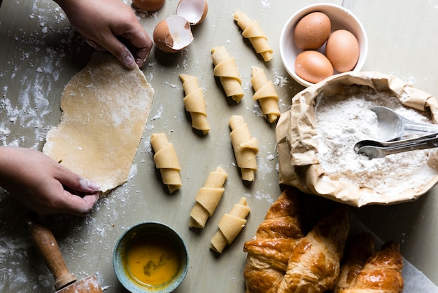 Foto gratuita receta de fotografía de comida de croissants caseros