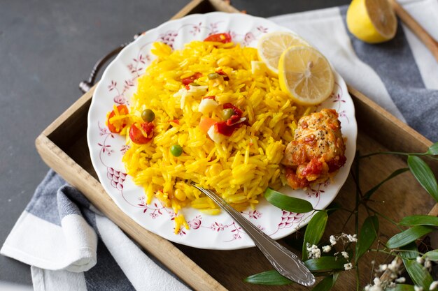 Receta india con arroz, maíz y tomates.