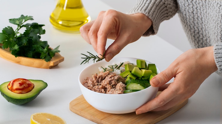 Foto gratuito receta de naturaleza muerta de atún blanco
