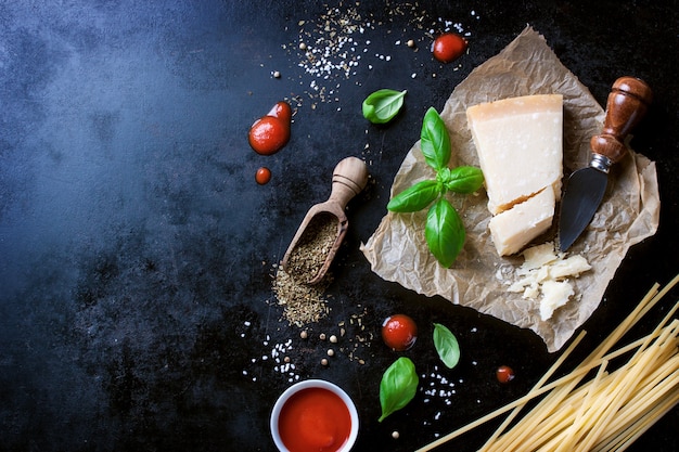 Receta de pasta parmesana con un trozo de queso y pasta cruda y otros ingredientes