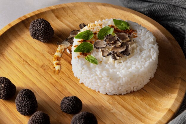 Receta de trufa deliciosa de alto ángulo con arroz.