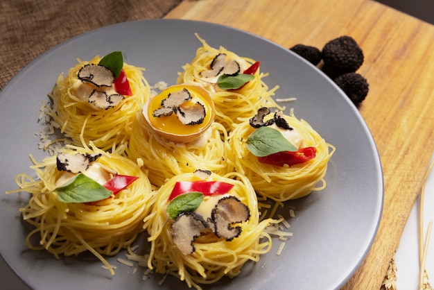 Foto gratuita receta de trufa sabrosa de alto ángulo con pasta