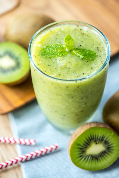 Foto gratuita receta de verano saludable batido de kiwi