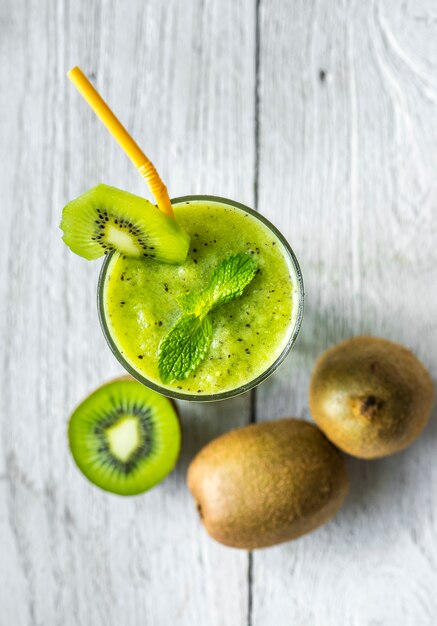 Receta de verano saludable batido de kiwi