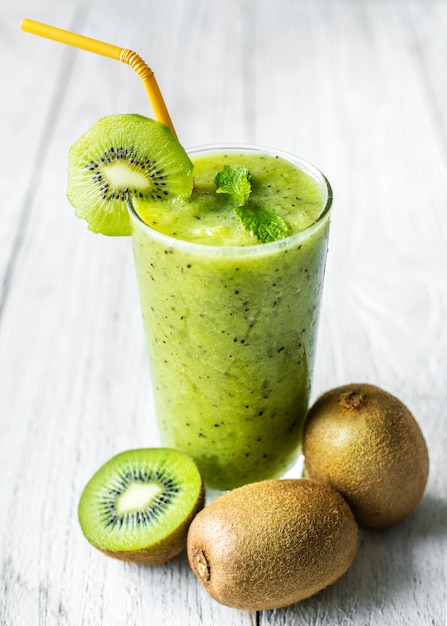 Foto gratuita receta de verano saludable batido de kiwi