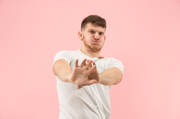 Rechazo, rechazo, concepto de duda. Hombre dudoso con expresión pensativa haciendo elección. Joven emocional.