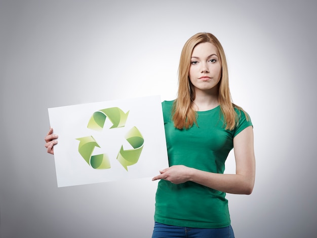 Foto gratuita el reciclaje es un caso serio en nuestra vida