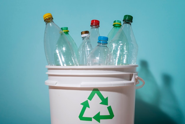 Reciclaje mínimo con botellas de plástico en contenedor