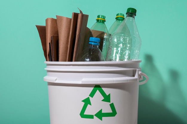 Reciclaje mínimo con botellas de plástico y papel.