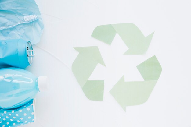 Reciclar logo con basura colorida