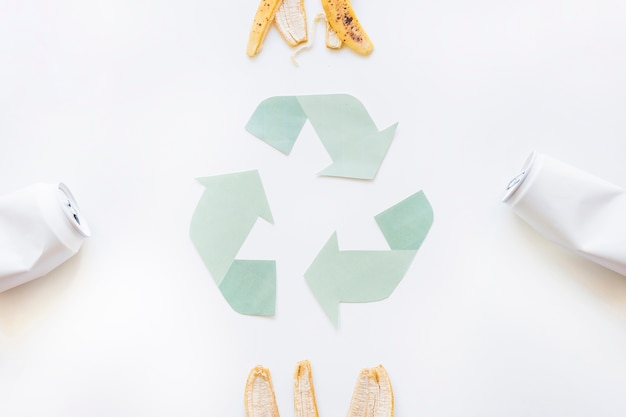 Reciclar logo con basura