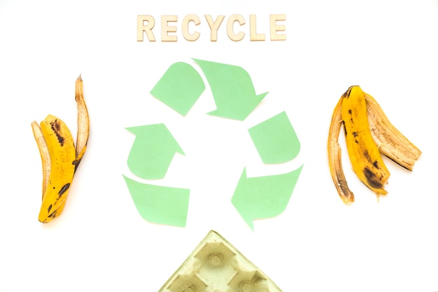 Foto gratuita reciclar palabra con logo y basura