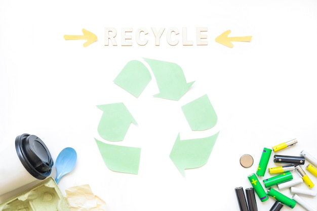 Foto gratuita reciclar palabra con logo y basura