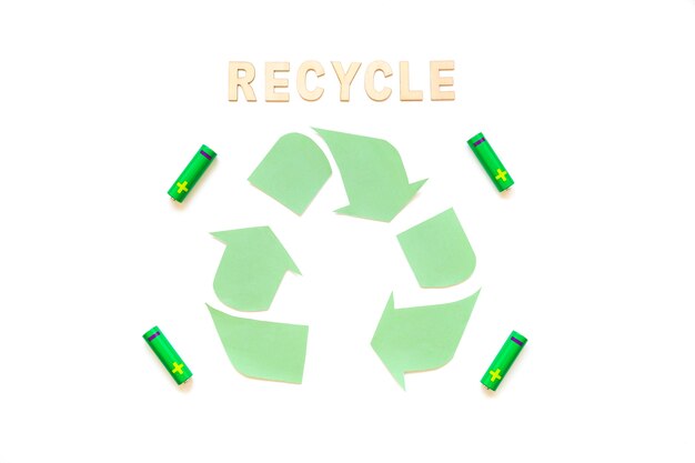 Reciclar palabra con logo y pilas