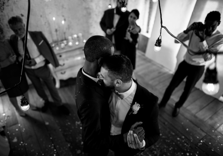 Foto gratuito recién casada pareja gay bailando en celebración de boda