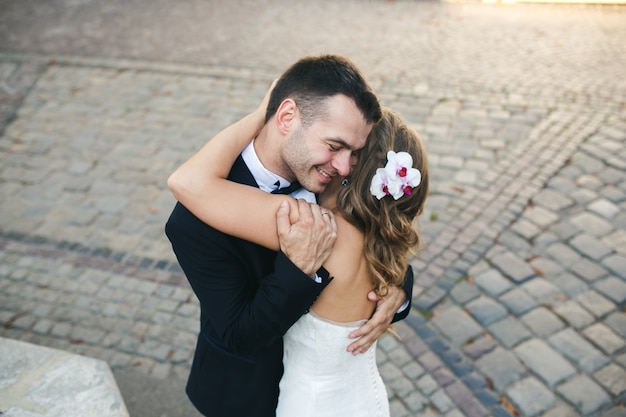 Recién casados abrazándose