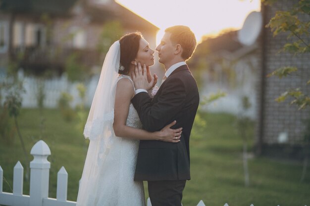 Recién casados abrazandose