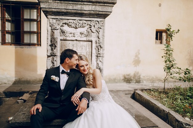 Recién casados alegres descansando